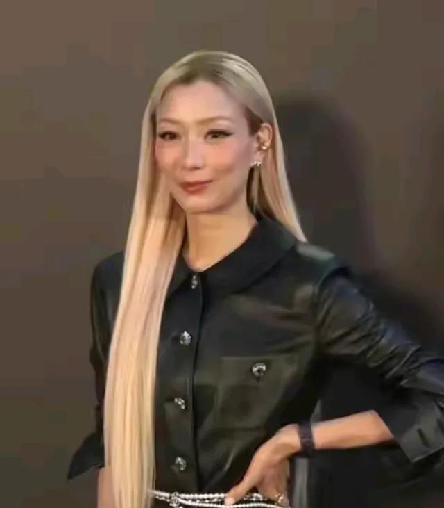 面部立体，也许是变老的开始十几岁的郑秀文珠润，可爱极了现在是过度减肥，名副其