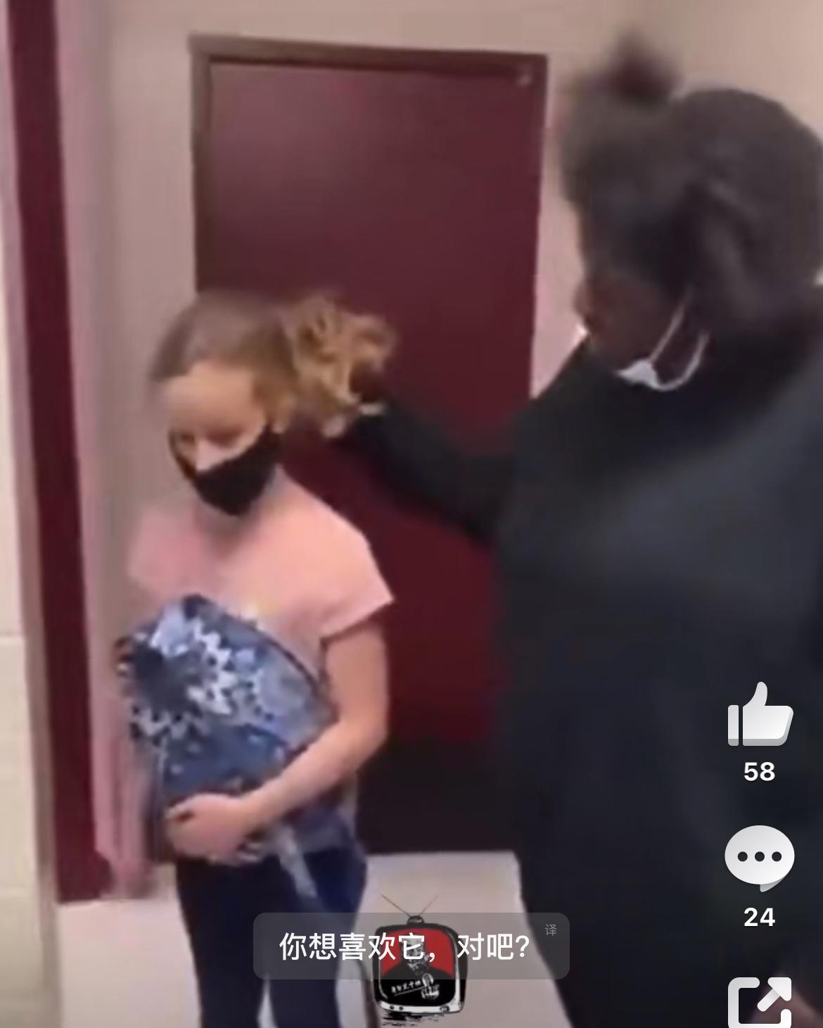 黑人老师暴力对待白人学生引发人们对教育的担忧，这个老师扯着学生的头发，学生想要逃