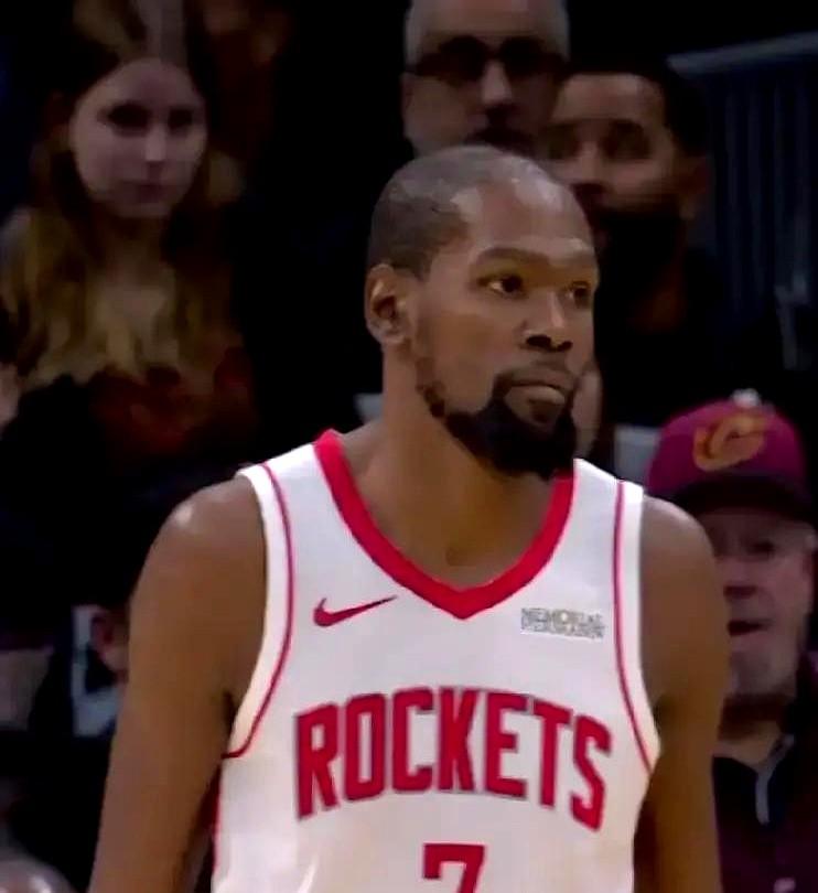 火箭这数据看着就离谱，攻防篮板全是联盟顶级，咋就这么别扭？！场均得分120.