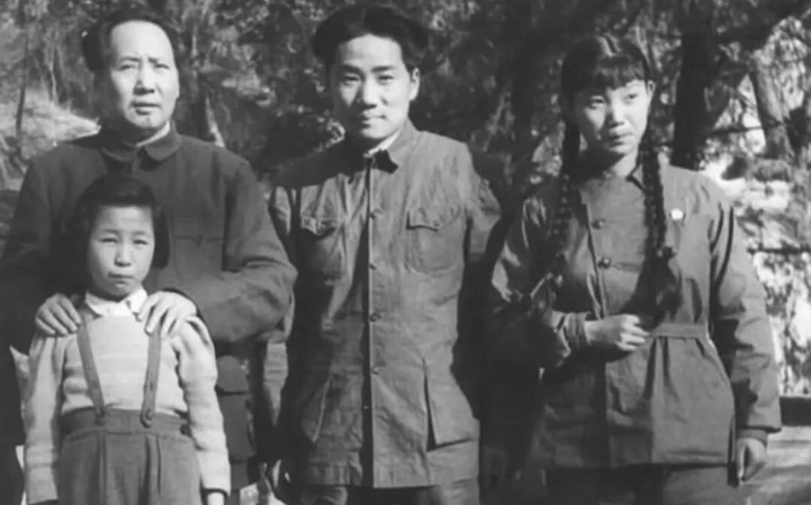 1949年4月，在北京香山的一处庭院里，毛泽东主席与长子毛岸英、未来的儿媳刘思齐