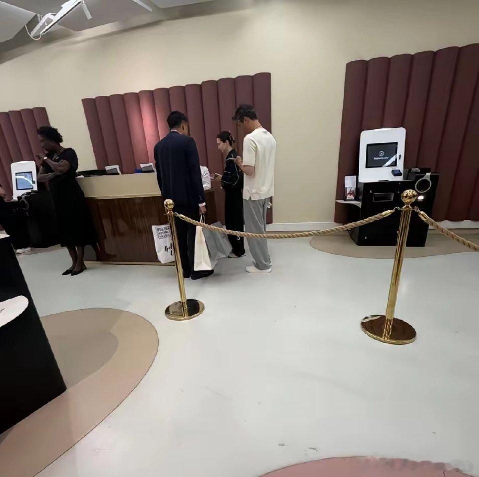 演员李乃文带老婆巴黎购物，夫妻俩收获不小买了不少东西，买单时，他站在后面玩手机，