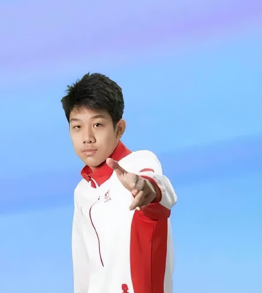 张展硕，一位年仅18岁的中国游泳新星，在男子400米自由泳决赛中大放异彩，以惊人