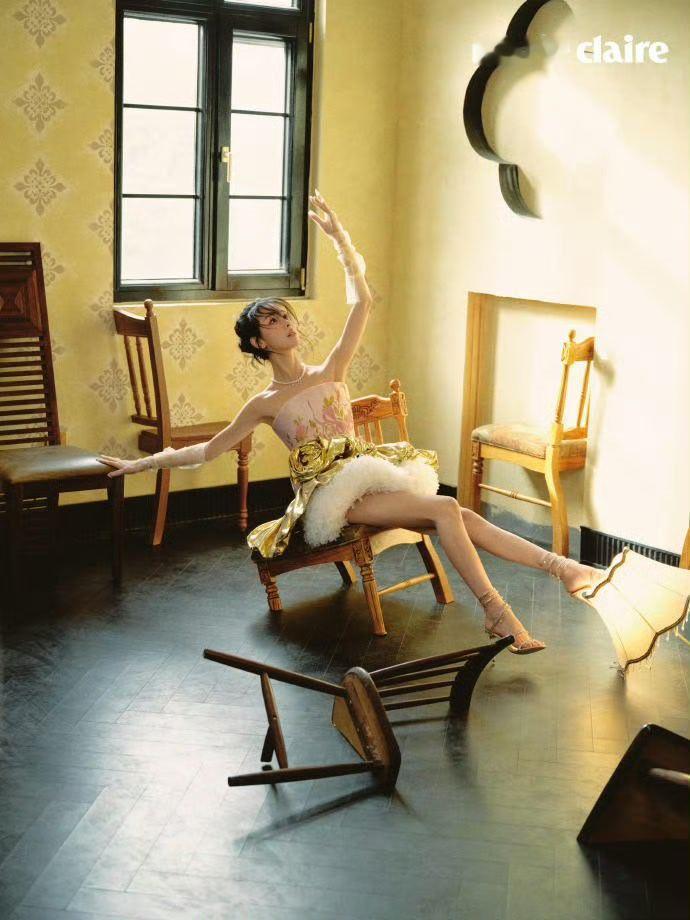 陈都灵花蝴蝶高定陈都灵身披花蝴蝶高定礼服亮相红毯，每一缕裙摆都像蝴蝶振翅的轨迹