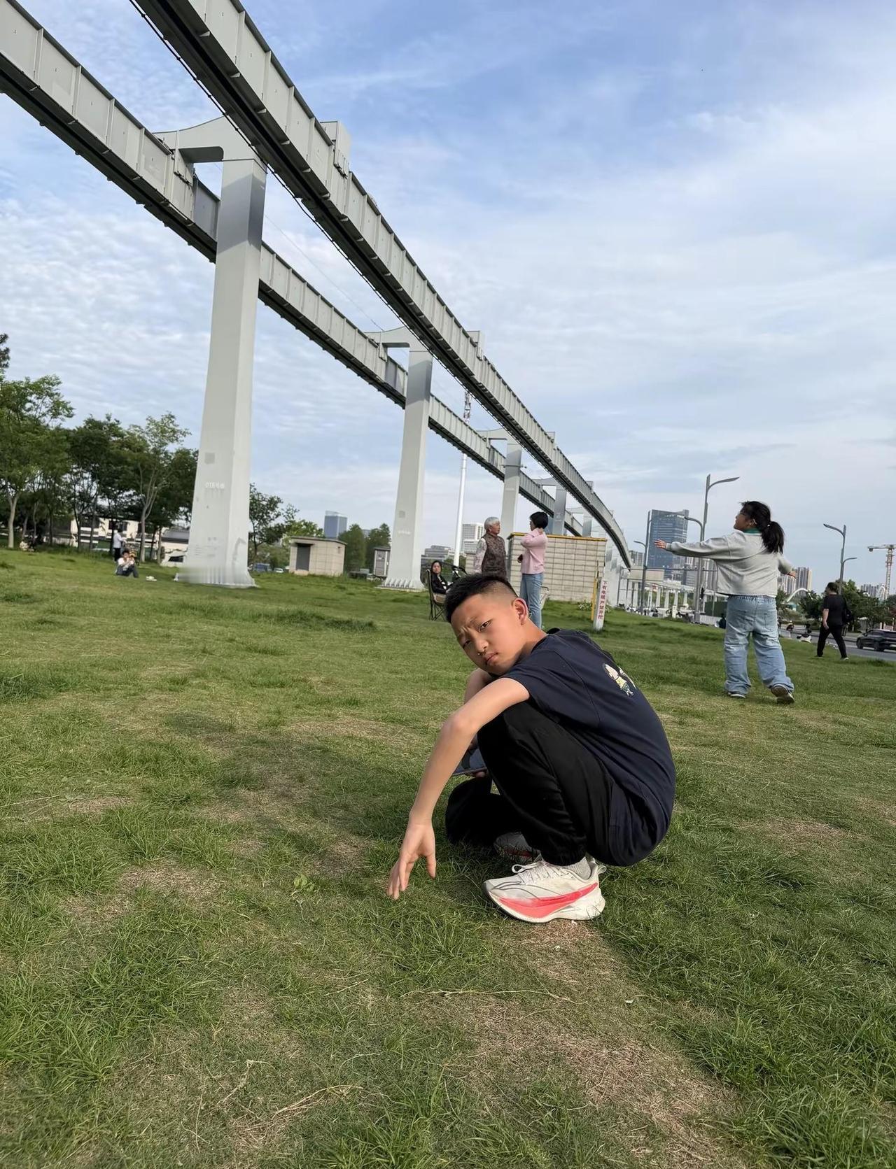 武汉空轨，悬浮于城市之上，仿佛一条时空隧道，带我们穿梭于繁华与宁静之间，感受这座