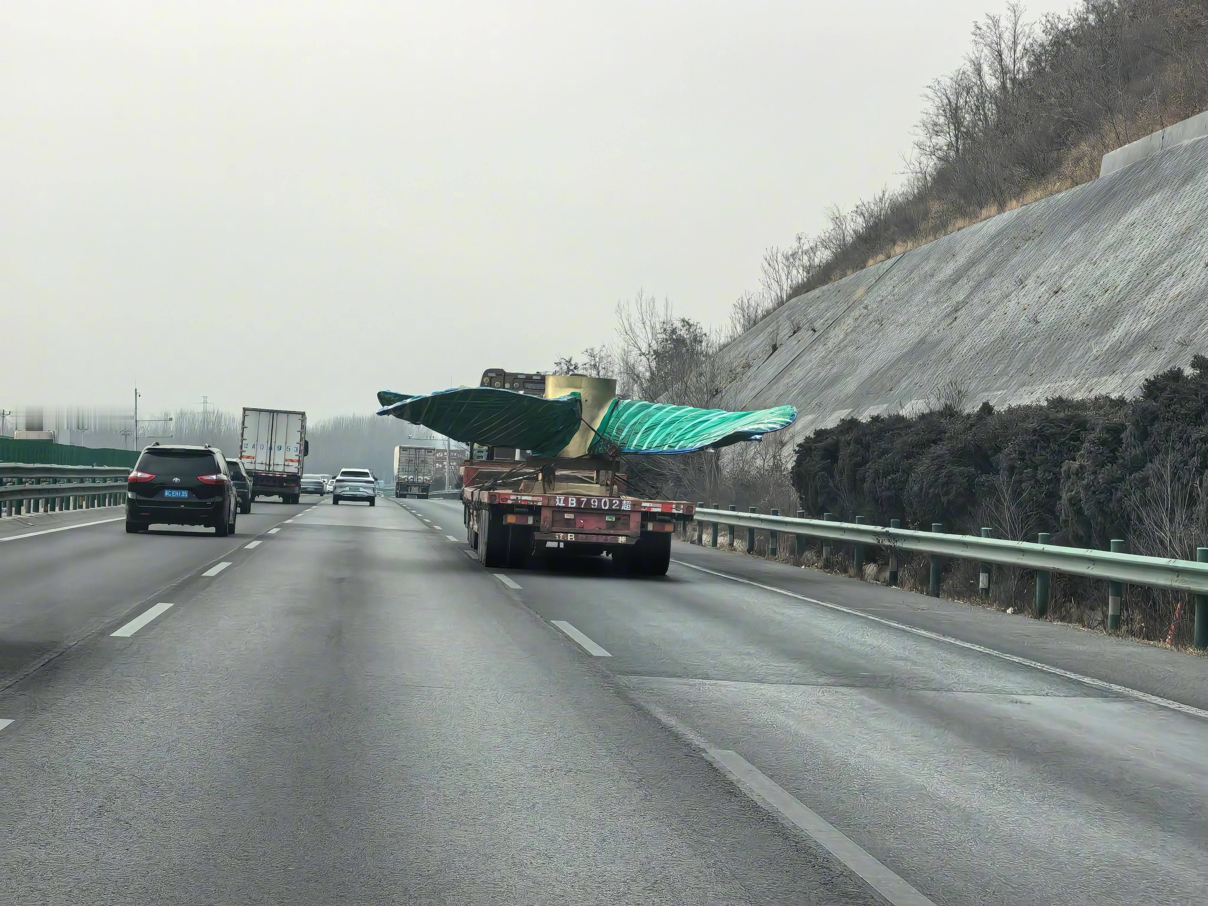 这种大螺旋桨是不是属于大件运输？按说应该有前后安全车吧，一个车占两条车道，其他货