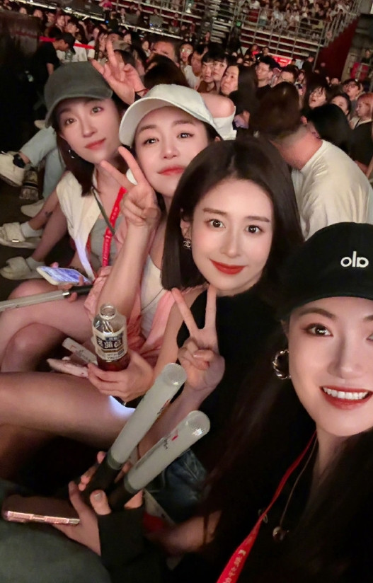 为什么这两个女人越来越好看了呀，果然为自己而活的时候都很美丽。陈妍希这个状态绝了