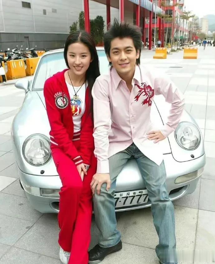 刘亦菲，当初如果不是自己的妈妈，如果当时能勇敢一点，也许就是林太太了。现在刘