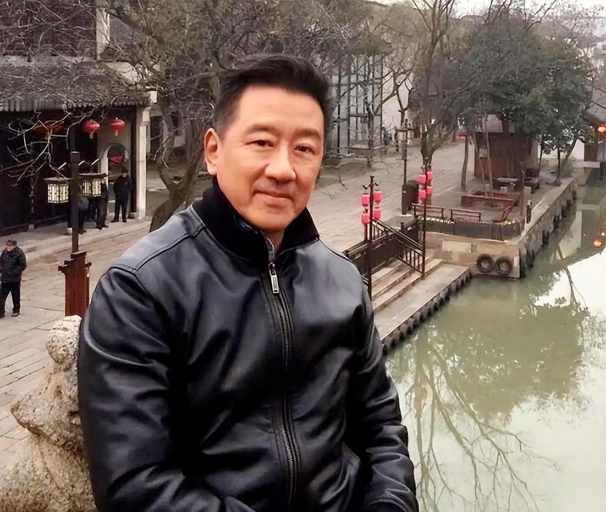 一个演员，戏拍了七成，突然要求片酬翻倍，不给就罢演。导演二话不说，把已经拍好的几