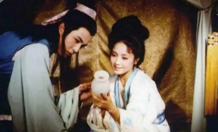 1983年，青岛崂山，《西游记》剧组马上要拍一场重头戏“猪八戒背媳妇”。饰演“高