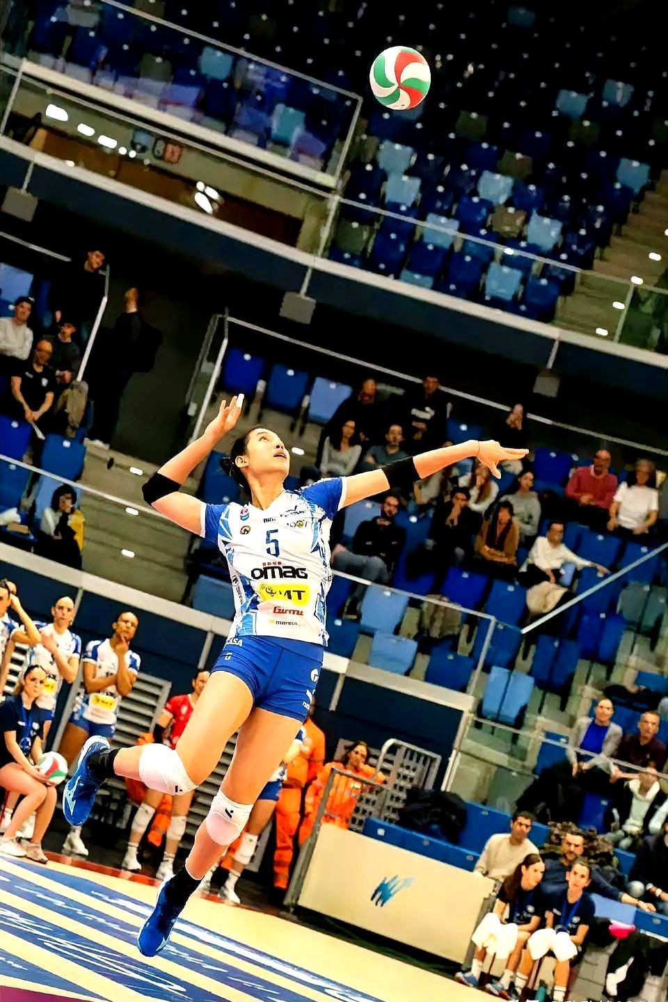 昨晚意甲，一个中国姑娘扛住了世界第一接应的重炮。庄宇珊，一传接了42个，零失误。