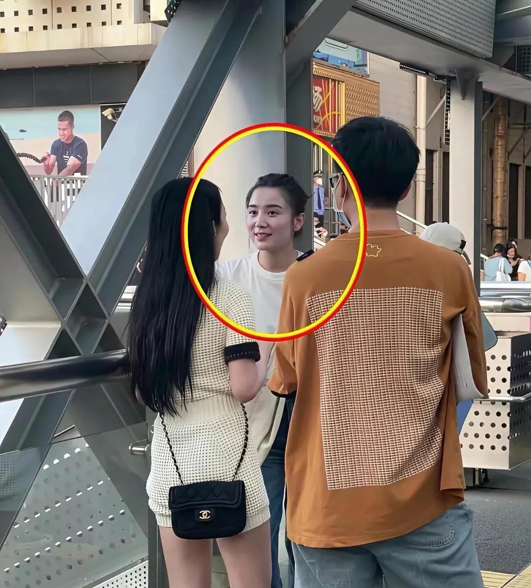 网友偶遇宋佳，本人好白，皮肤白的发光，但颜值一般，没有电视上看到的五官精致，看起