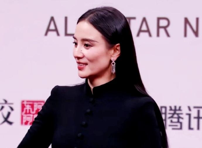 今天宋佳和高伟光一起出席时尚活动，两位都穿了黑色的衣服，不过站在一起都很有型。