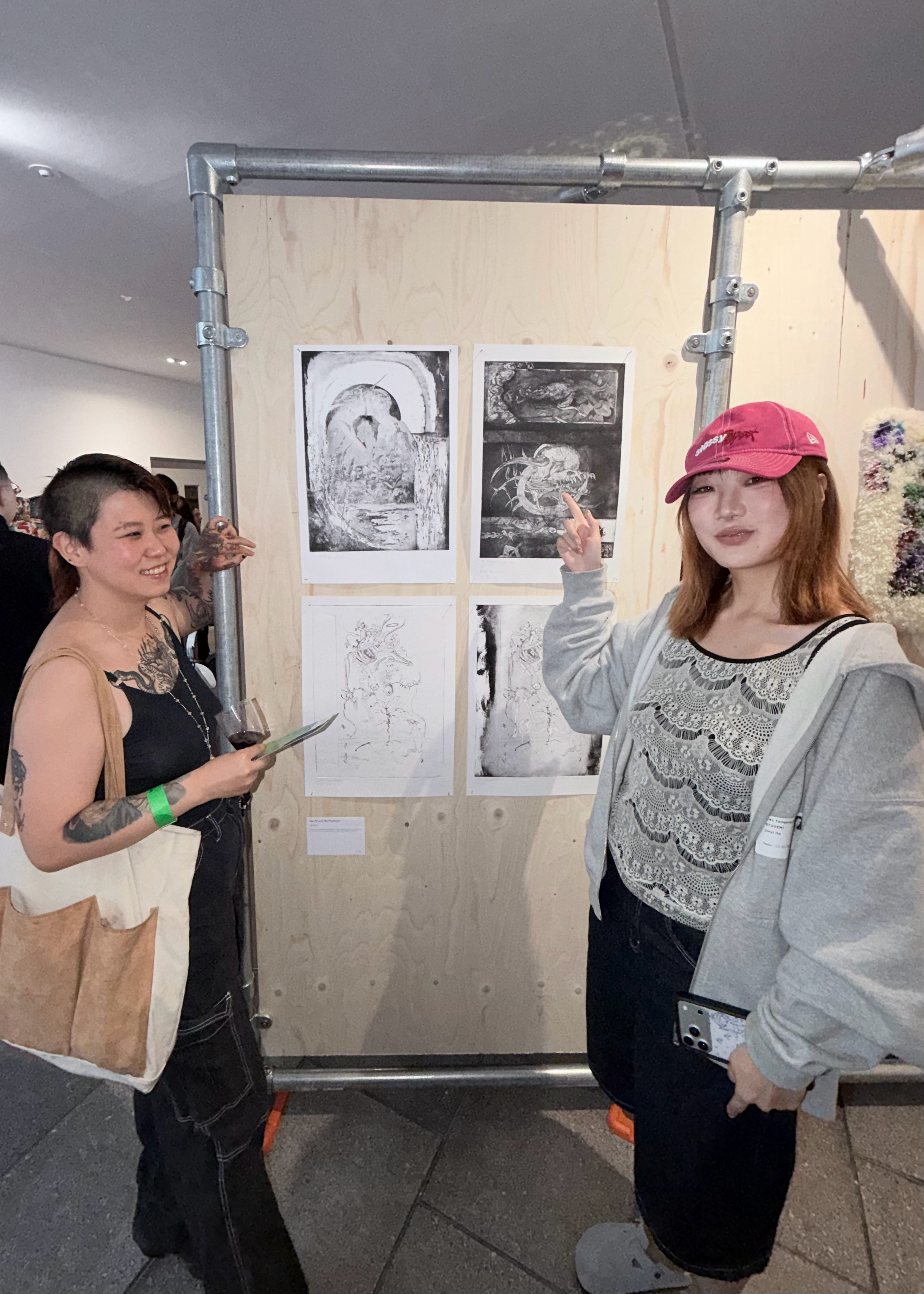 还和美萌朋友们拍了点博主看起来真的醉得要死妹子别在毕展上喝了