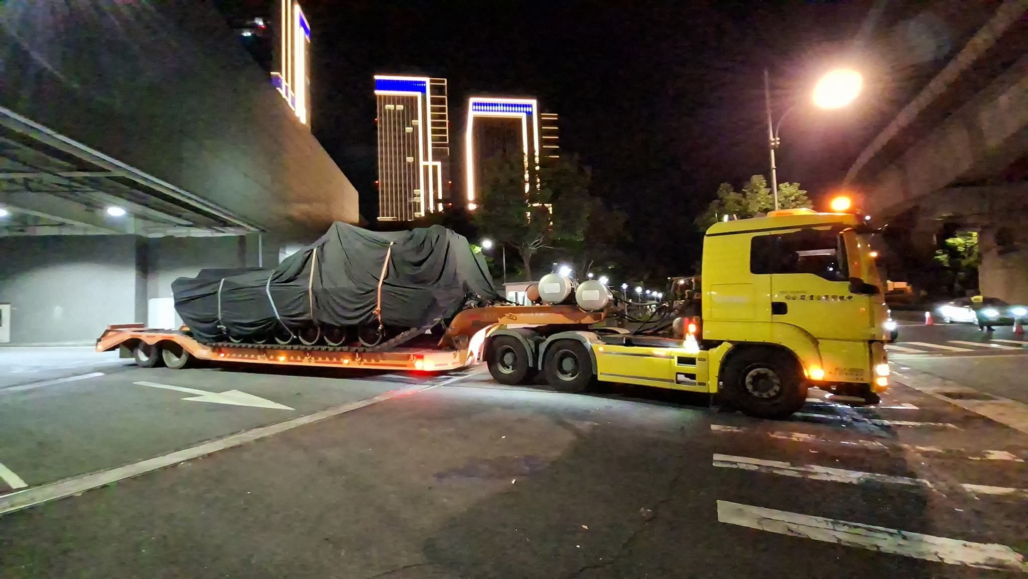 参加中国台湾台北航太展的“艾布拉姆斯”主战坦克和“海马斯”火箭炮​​​