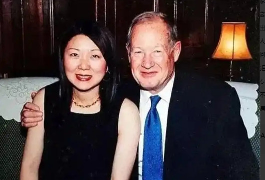 你要是能怀孕，我们就结婚！”2006年，英国69岁亿万富翁爱上中国33岁女外卖员