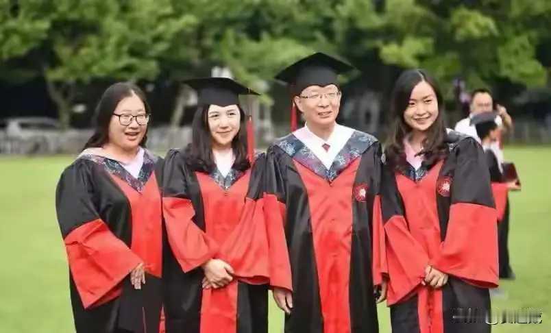 最近，南大博士11次求职被拒的事儿引发热议。这位可是实打实的“985高材生”，从