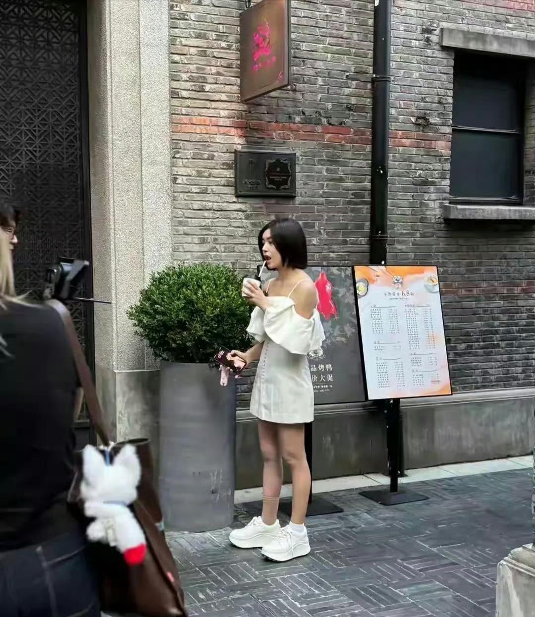 翻看家人身形不难发现，基因对体态的影响，真的很难靠节食对抗。已经四十三岁的陈