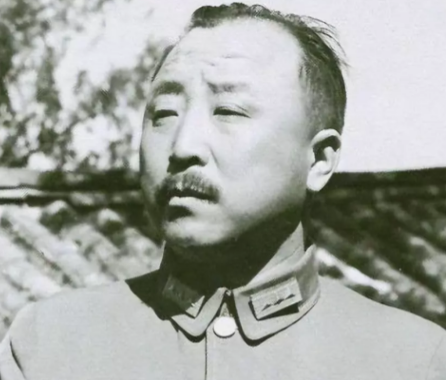 1949年1月，卫立煌被软禁南京，黄埔军校校长关麟征来探望，门口宪兵不让进，关麟
