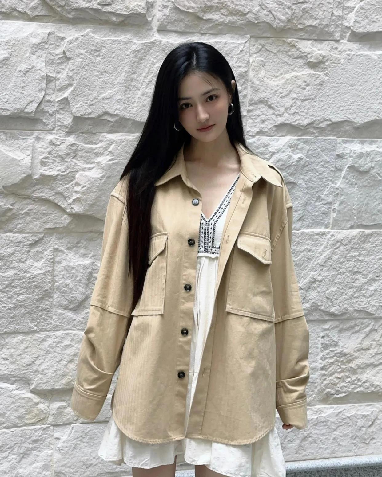 徐璐也太会穿了吧！卡其外套+白裙，舒适自然又显贵✨甜酷风拿捏得死死的，这气质