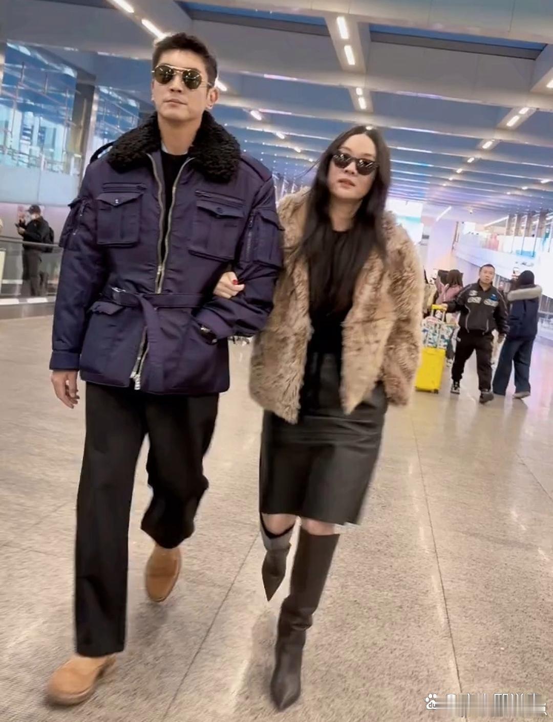 杜江霍思燕机场同框，穿搭壕气十足，情侣墨镜一戴甜度拉满！
