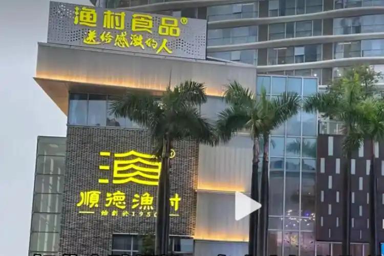 6月16日，广东佛山，暴雨突然砸下来，一位年轻妈妈单手抱着1岁的娃，另一只手推着