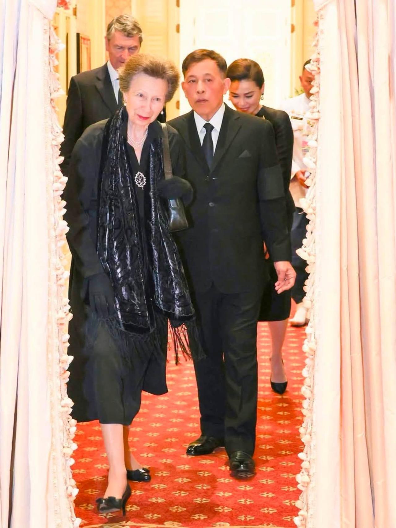 苏提达王后好谦卑，走在安妮公主身后2026年7月16日下午，泰国国王和苏提达王