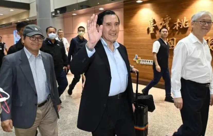 马英九14天大陆参访结束后，27日晚回到台湾桃园机场，他在大陆提出的“和平民主统