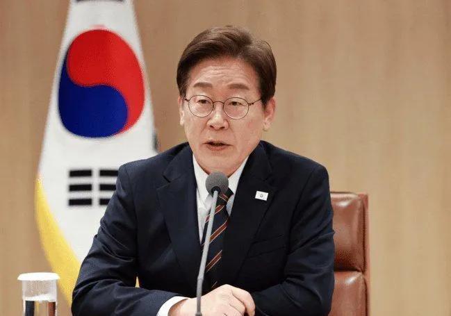 韩国总统李在明对邪教动手，开始调查新天地教会。中新网6月21日电近期，韩国