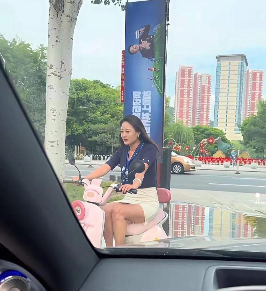 这是张总的秘书还是李副总的秘书？有点面熟