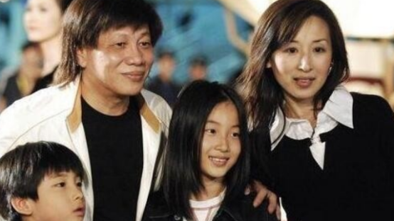 1979年，梁小龙的妻子黎爱莲在自己家楼下散步，被一陌生男子拿硫酸泼了脸，之后便