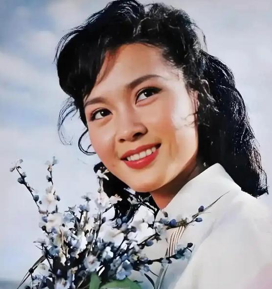她爸是文化部局级干部，她妈是中央音乐学院教授，她外祖父是民国东北军高级将领，这么