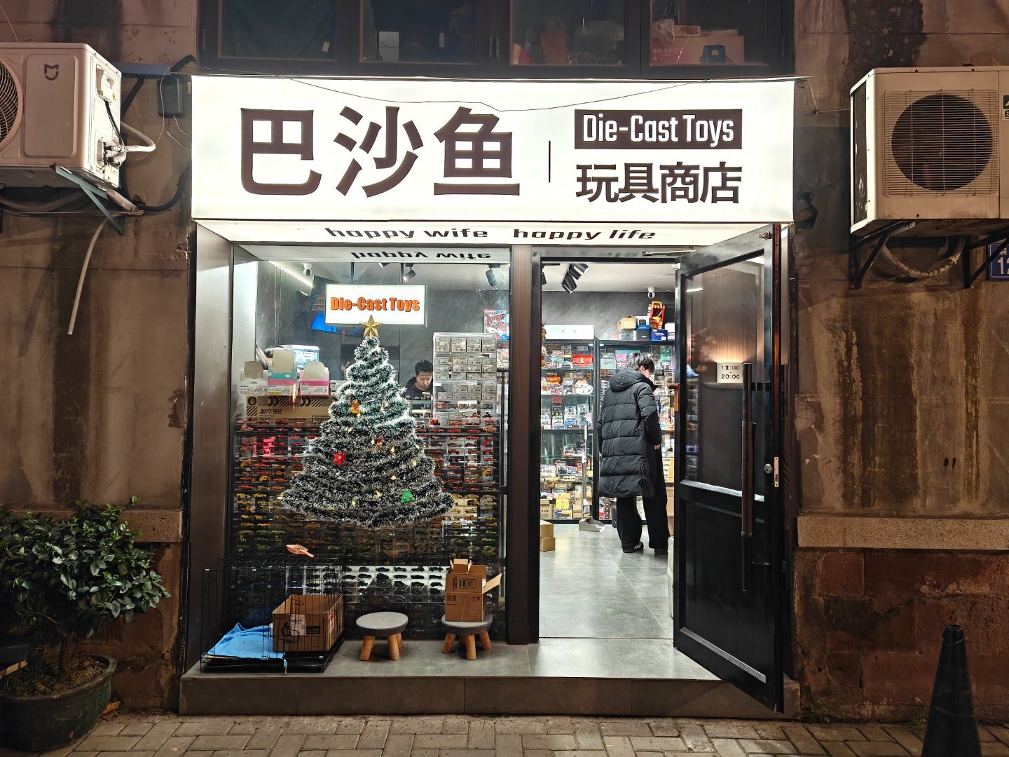 路过了一家车模店，主要卖1:64的，非常有意思！看女同学那句话的份上，我放弃了今