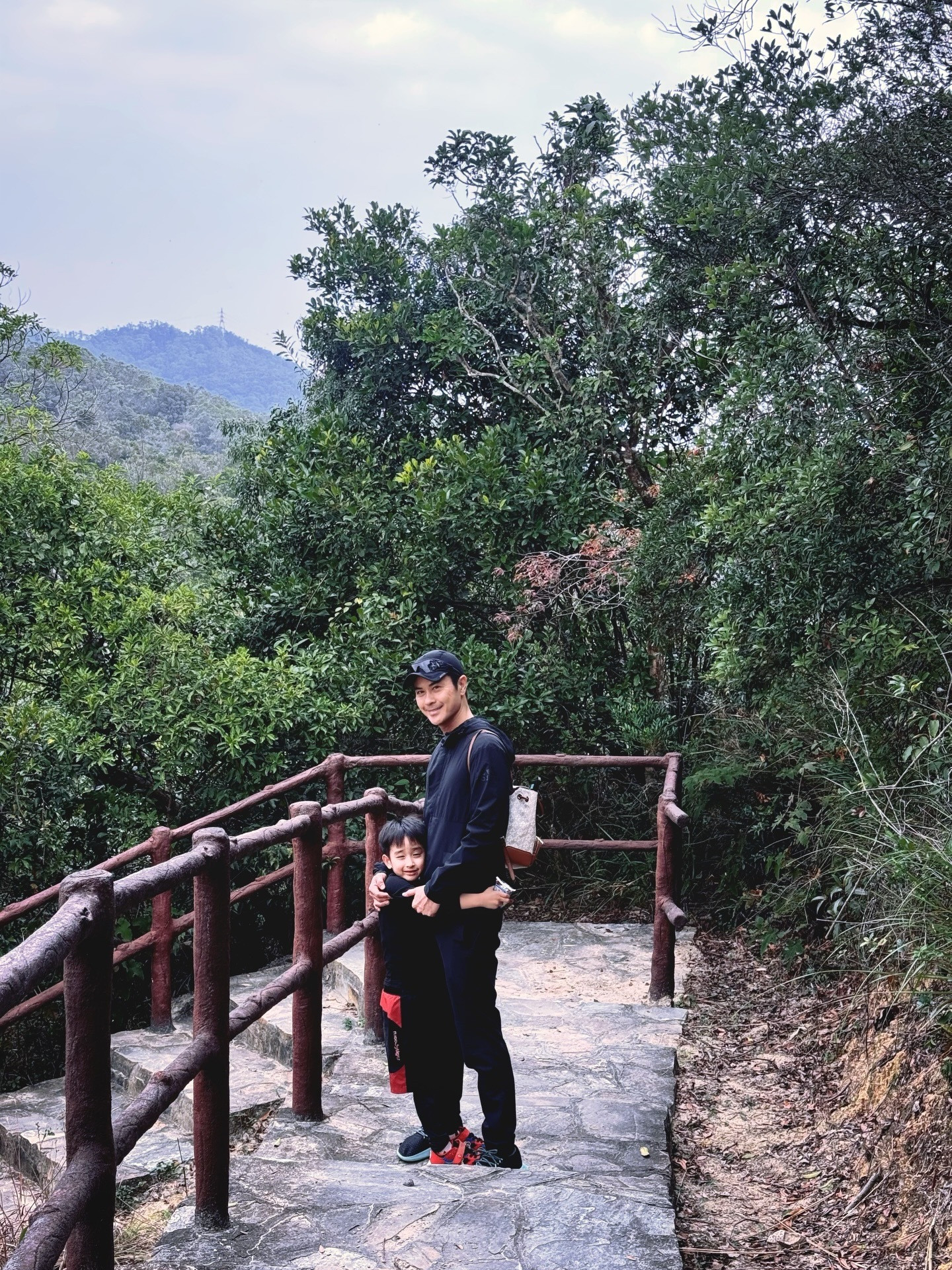 2026年第一天郑嘉颖和儿子陪陈凯琳爬山