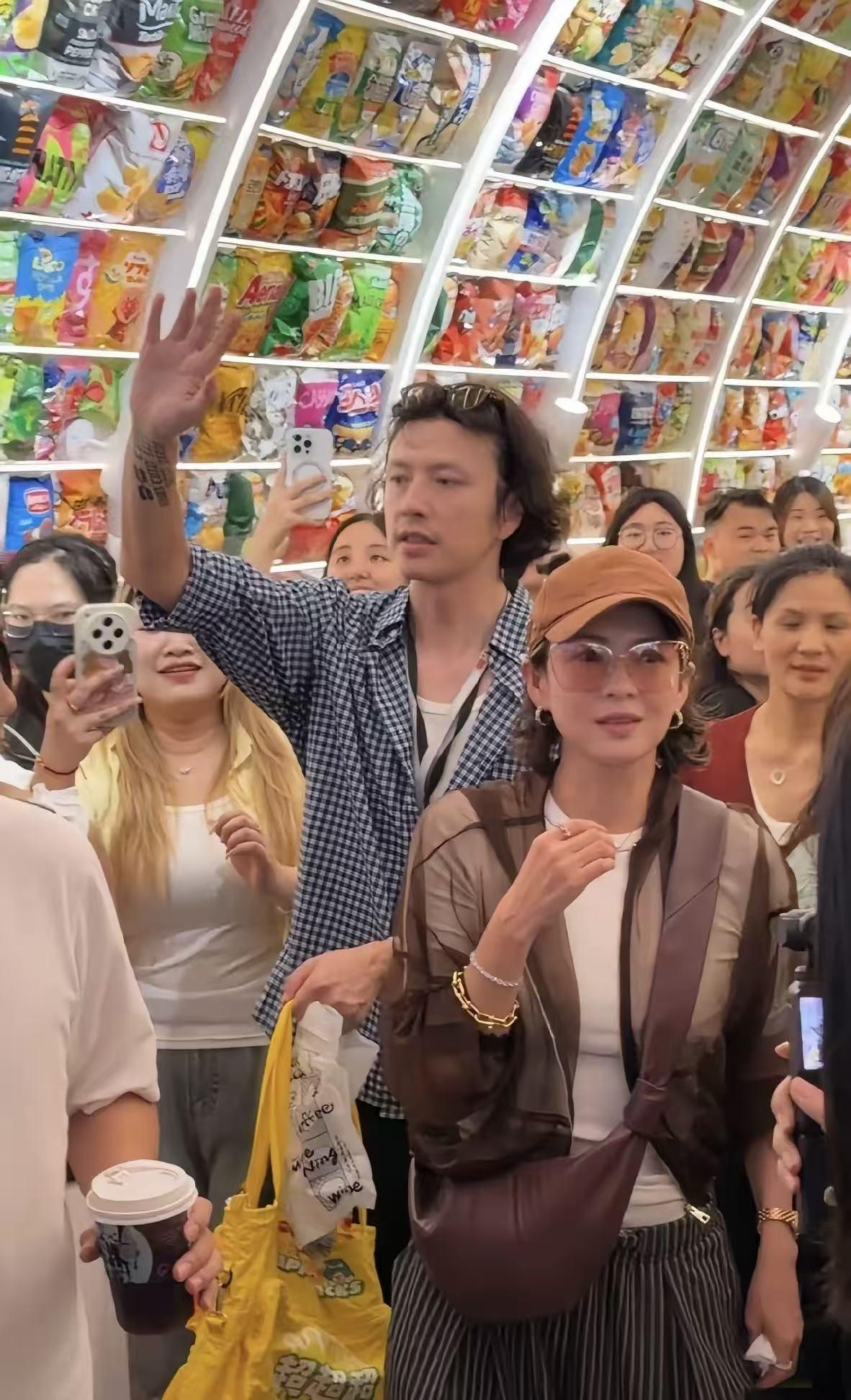 章子怡现身长沙“零食王国”，引发了轰动！章子怡到底戴了多少饰品呀？身边有个男生
