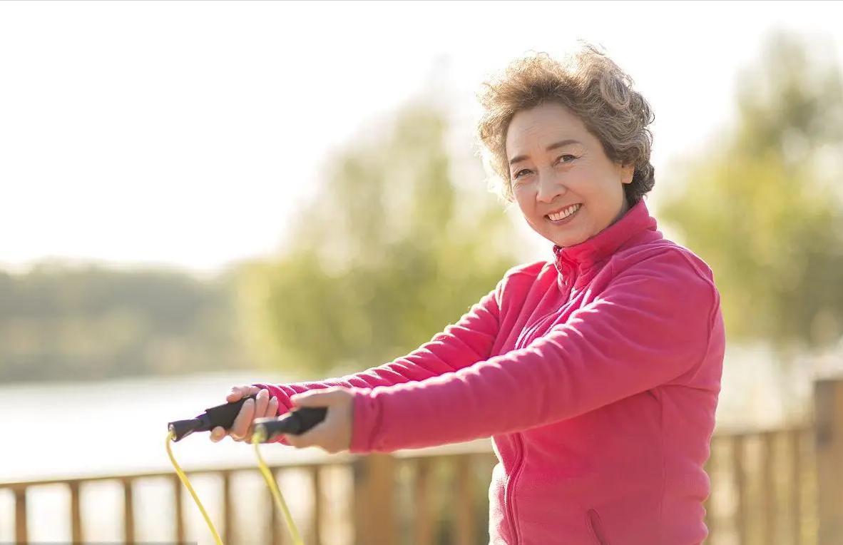 数名医生呼吁：中老年人，宁愿不运动，也不要随便做这3项锻炼受伤的不是久坐不动