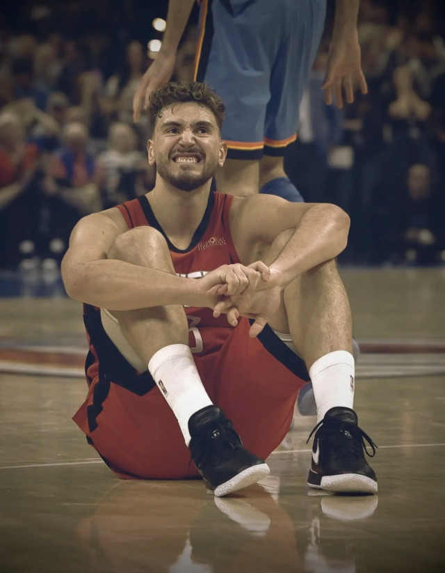 申京应该交出球权吗？先回答标题的问题，申京应该交出球权，但要保留一部分的球权，