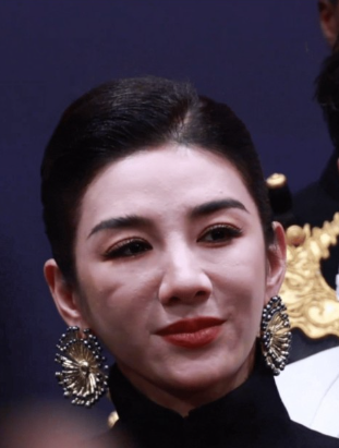 这是48岁女明星的怼脸拍生图，有没有发现她的脸看着没有那么自然，左边的脸中间还有