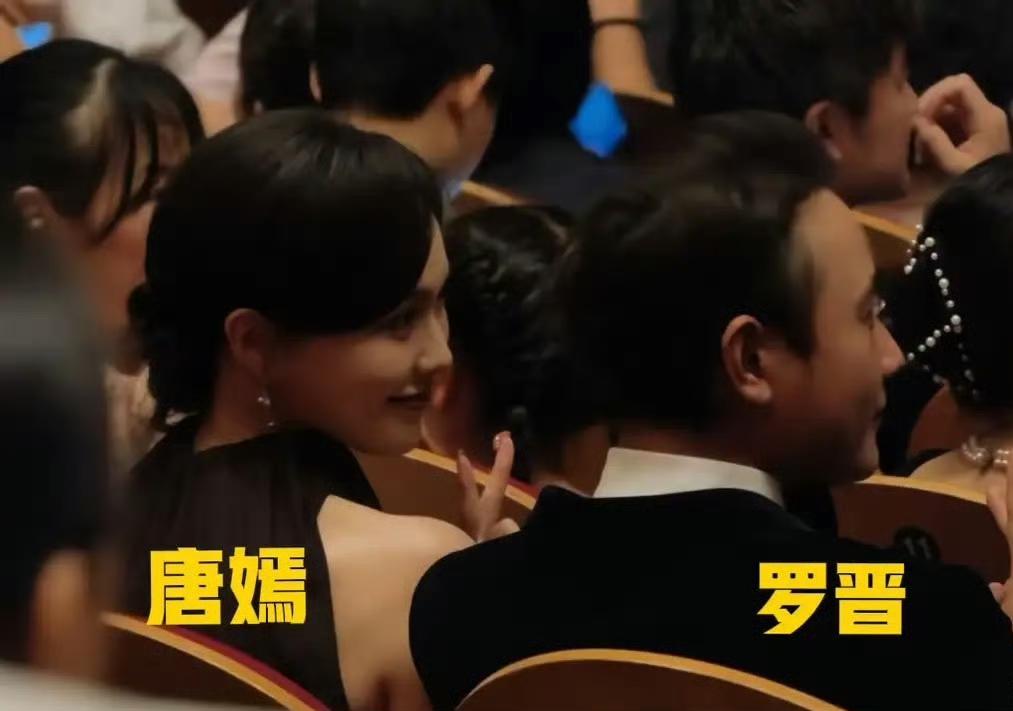 有网友偶遇唐嫣和罗晋夫妻俩一同现身上海大剧院，参加女儿小小糖的幼儿园举行儿童艺术