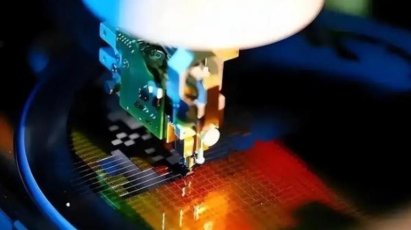当全世界求购中国芯片时，我们悄悄在棋盘上换了身份【综合消息】全球AI基建热潮