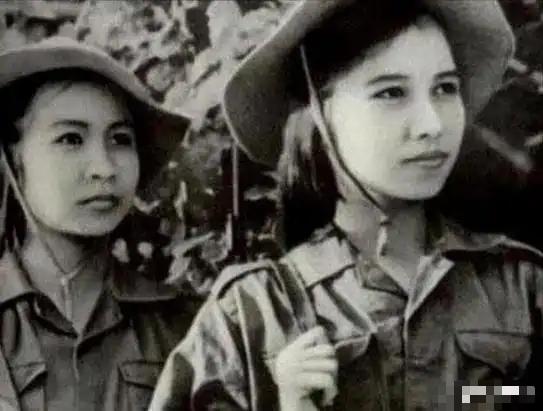🌞1979年，黄干宗被两个越南女兵抓走，他已经做好赴死的准备，谁知女人却说