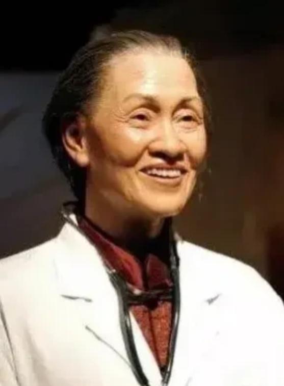 1964年，一位身患重症的孕妇正在准备进行手术，突然，林巧稚医生拦住了她，直接告