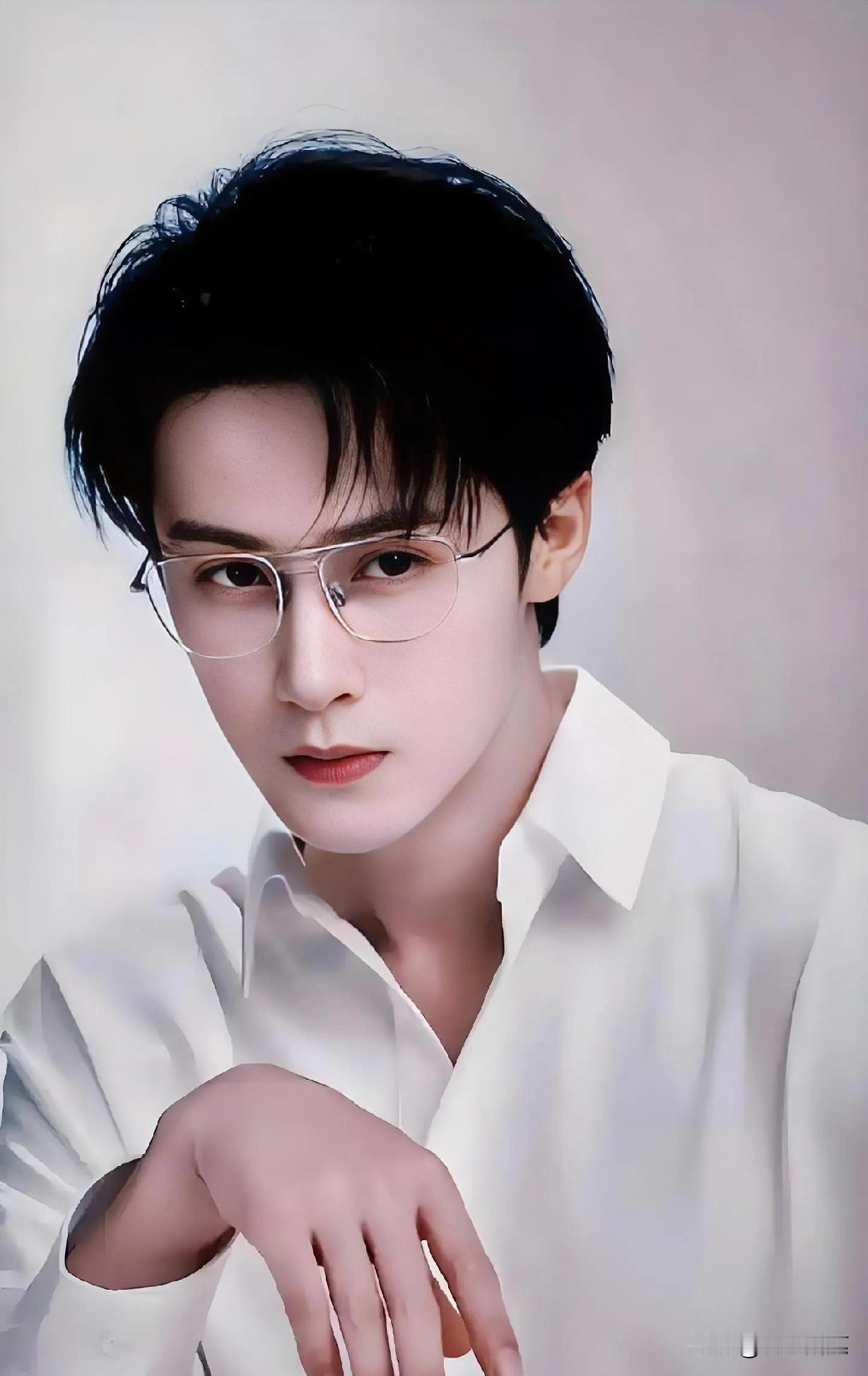 娱乐圈最脆弱的不是恋情，而是人设。檀健次靠“业务能力强”“低调专注”圈粉