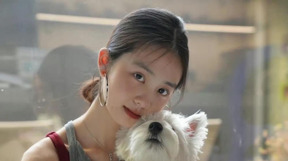 黄多多文艺自拍曝光，电影感十足引热议