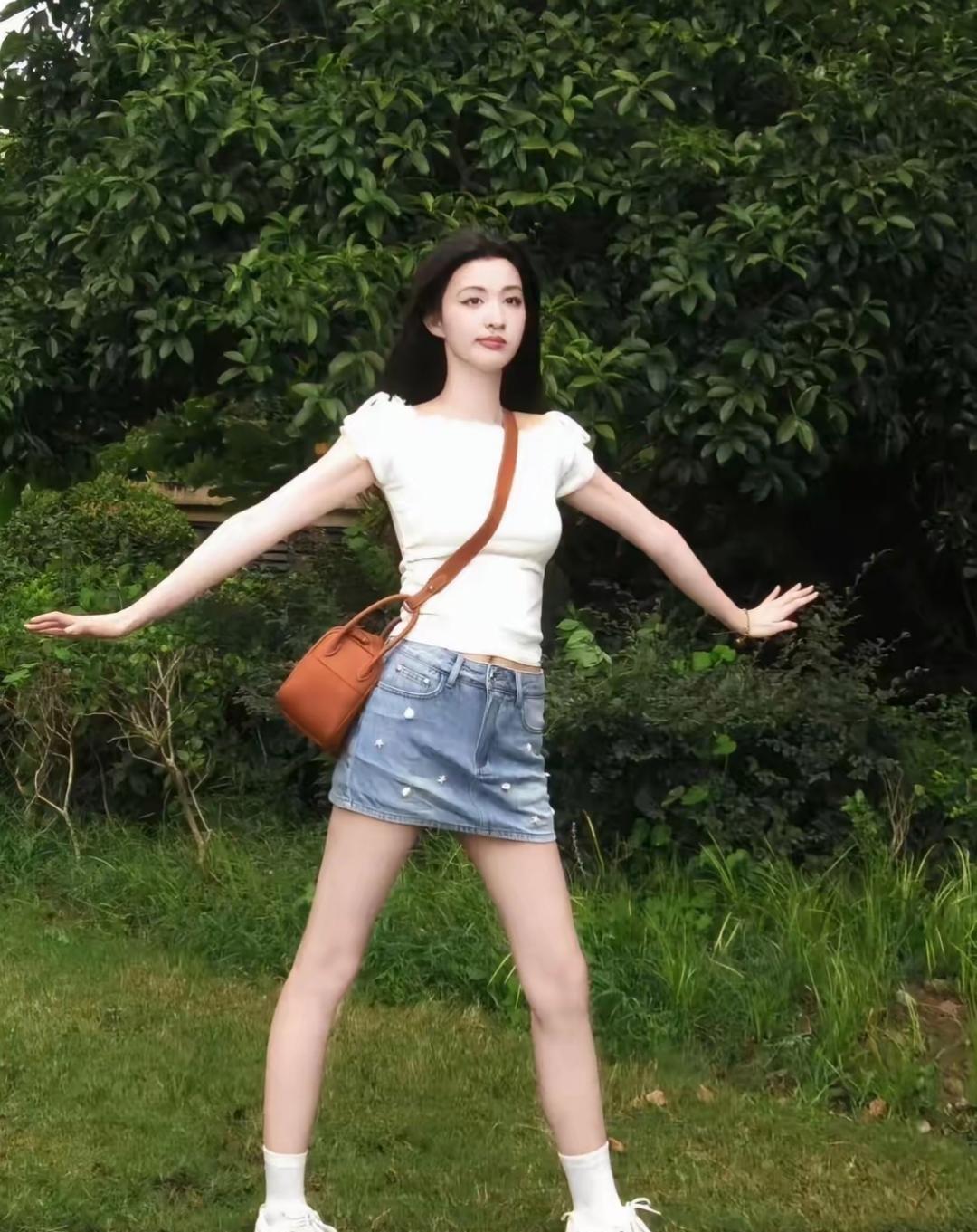 王楚然的腰线可真长。