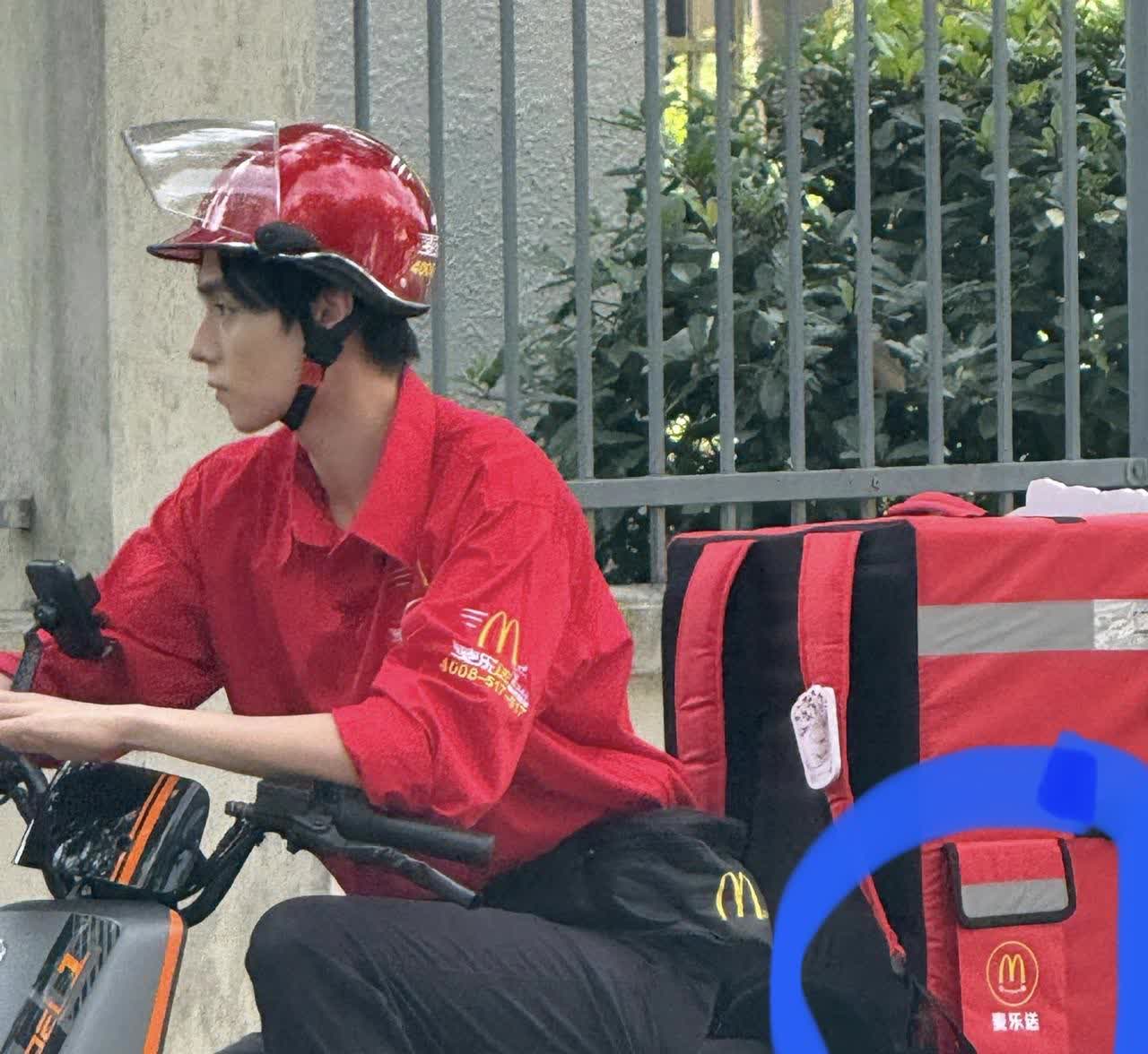 我闺蜜亲眼见过胡一天她说了一个大实话说胡一天根本不是电视上的那样。