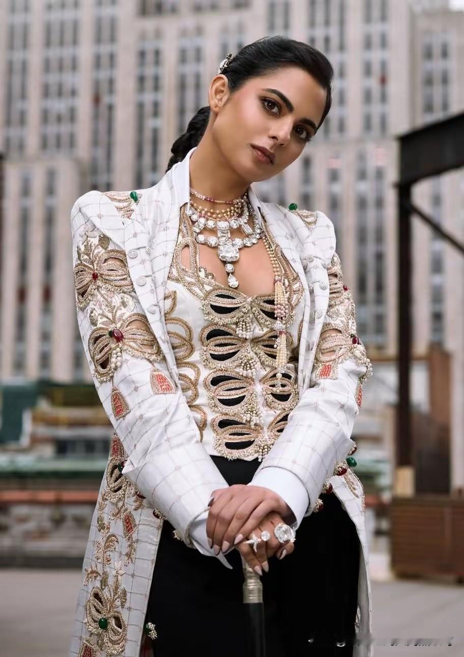 印度首富女儿伊莎·安巴尼亮相MetGala，脖子上戴的竟是《瞒天过海》里安妮海