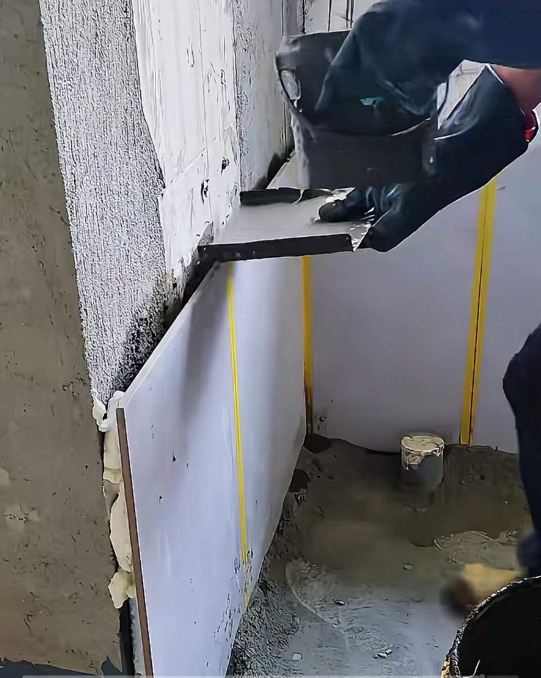 瓷砖上墙采用先点贴后灌浆的工艺，利弊该如何评判？先以点贴的方式将瓷砖定位固定，