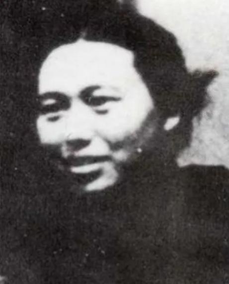 1933年，16岁的李开芬被活埋，这时，政治部主任张琴秋骑马冲了过来，高喊：“她