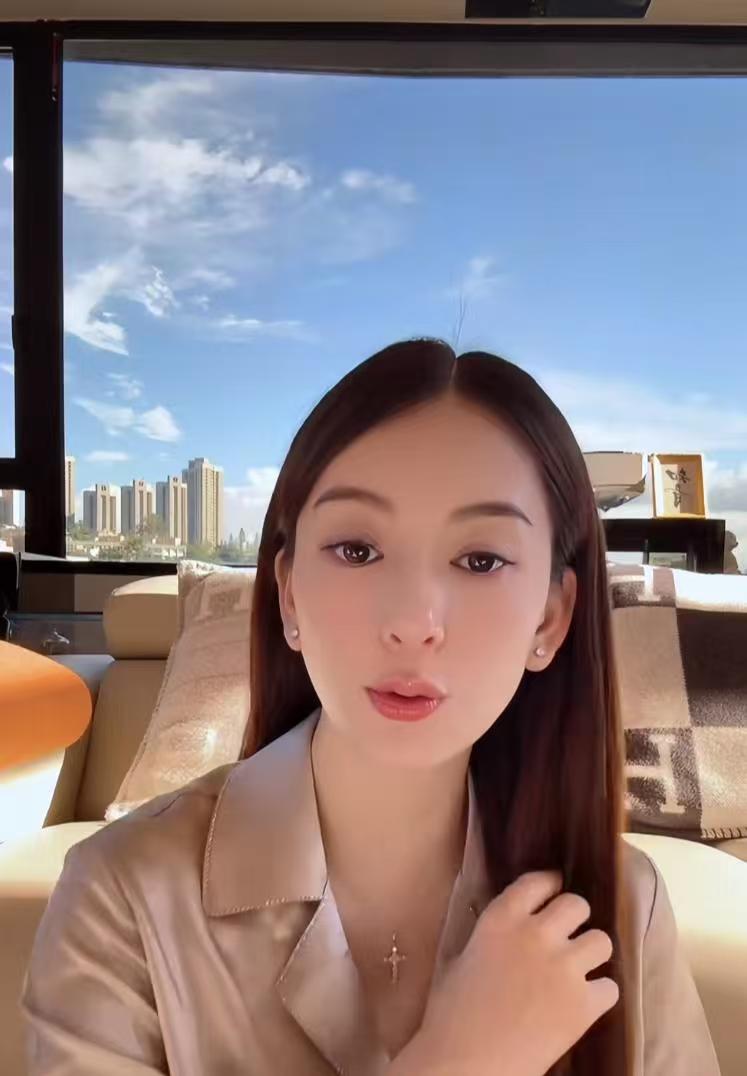 方媛随便一晒，就晒出郭富城的不菲身家！孕晚期的方媛，在郭富城的半山豪宅直播，豪