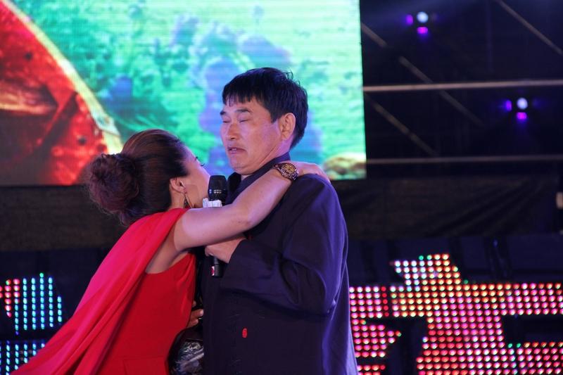 为什么说老莫和拉面哥不如大衣哥，大衣哥可以红几十年，主要是情商高。大衣哥赚了钱